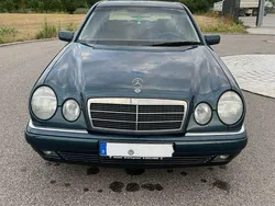 Blau Gebraucht 1999 Mercedes E240 Elegance Limousine | 7.500 € (Teuer)