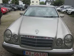 Silber Gebraucht 1997 Mercedes E280 Elegance Limousine | 2.950 € (Fairer Preis)