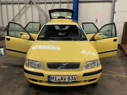 Gelb Gebraucht 2002 Volvo V40 Kombi | 1.849 € (Etwas zu teuer)