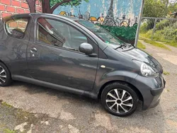 Grau Gebraucht 2007 Toyota Aygo Kleinwagen | 1.349 € (Fairer Preis)