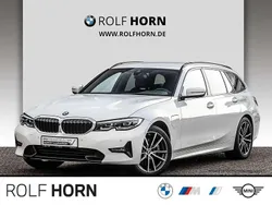 Alpinweiß uni Gebraucht 2022 BMW 320e Sport Line Kombi | 27.720 € (Fairer Preis)