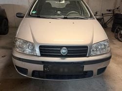 Grau Gebraucht 2004 Fiat Punto Kleinwagen | 1.350 € (Etwas zu teuer)