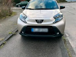 Braun Gebraucht 2024 Toyota Aygo Kleinwagen | 17.500 € (Teuer)