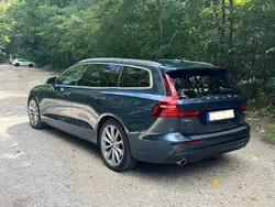 Blau Gebraucht 2018 Volvo V60 Momentum Kombi | 23.850 € (Fairer Preis)
