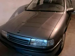Grau Gebraucht 1992 Opel Vectra Limousine | 1.500 €