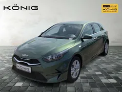 Experience grün metallic (grün Gebraucht 2025 Kia Ceed Vision Limousine | 26.769 € (Superpreis)