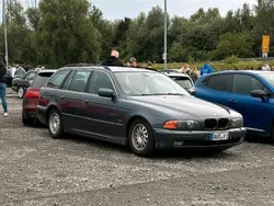 Grau Gebraucht 2000 BMW 520 Kombi | 3.000 €