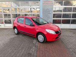 Rot Gebraucht 2009 Dacia Sandero Limousine | 3.950 € (Teuer)