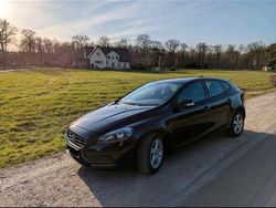 Schwarz Gebraucht 2015 Volvo V40 Kombi | 10.299 € (Fairer Preis)