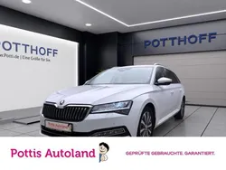 Weiss Gebraucht 2023 Skoda Superb Style Kombi | 31.977 € (Superpreis)