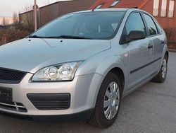 Silber Gebraucht 2005 Ford Focus Ambiente Limousine | 2.650 € (Fairer Preis)