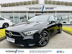 Kosmosschwarzmetallic (metallic) Gebraucht 2023 Mercedes A180 Advanced Limousine | 29.885 € (Fairer Preis)
