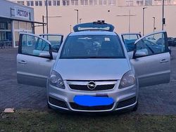 Grau Gebraucht 2006 Opel Zafira Van / Kleinbus | 4.300 € (Teuer)