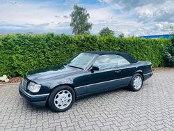 Blauschwarz (199u) Gebraucht 1992 Mercedes E300 Cabrio | 10.800 €