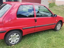 Rot Gebraucht 2002 Peugeot 106 Kleinwagen | 1.990 €