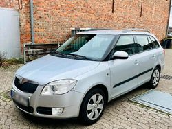 Silber Gebraucht 2009 Skoda Fabia Kleinwagen | 2.400 € (Etwas zu teuer)