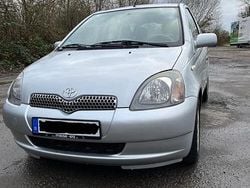 Grau Gebraucht 2002 Toyota Yaris Kleinwagen | 2.200 € (Etwas zu teuer)