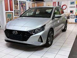 Silber Gebraucht 2023 Hyundai i20 Select Kleinwagen | 16.500 €