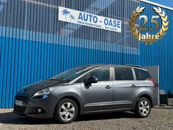 Grau Gebraucht 2011 Peugeot 5008 Family Van / Kleinbus | 7.490 €