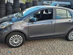Grau Gebraucht 2011 Toyota Yaris Kleinwagen | 3.550 €