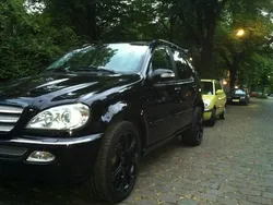 Schwarz metallic Gebraucht 2005 Mercedes ML270 Edition SUV | 18.500 €