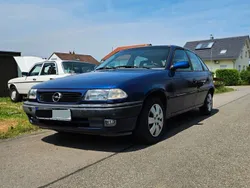 Blau Gebraucht 1995 Opel Astra Limousine | 900 €