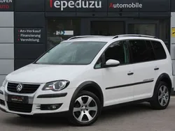 Weiß Gebraucht 2010 VW Touran Cross Van / Kleinbus | 9.999 € (Etwas zu teuer)