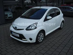 Weiß Gebraucht 2014 Toyota Aygo Connect Style Kleinwagen | 5.180 € (Guter Preis)