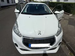 Weiß Gebraucht 2015 Peugeot 208 Allure Kleinwagen | 4.500 € (Fairer Preis)