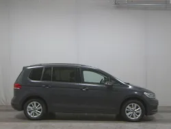 Grau Gebraucht 2022 VW Touran Comfortline Van / Kleinbus | 17.480 € (Superpreis)