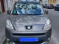 Grau Gebraucht 2010 Peugeot Partner Tepee Family Van / Kleinbus | 6.200 € (Teuer)