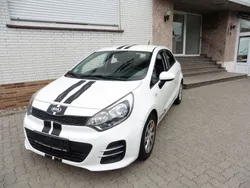 Weiß Gebraucht 2016 Kia Rio Attract Limousine | 4.200 € (Guter Preis)