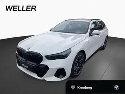 Alpinweiss iii (weiß) Gebraucht 2024 BMW 520 M Sport Kombi | 49.850 € (Guter Preis)
