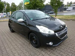 Schwarz Gebraucht 2015 Peugeot 208 Style Kleinwagen | 4.950 € (Fairer Preis)