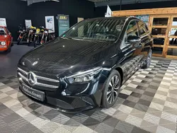 Kosmosschwarz (metallic) Gebraucht 2021 Mercedes B200 Style Van / Kleinbus | 17.990 € (Guter Preis)