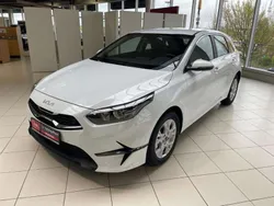 Weiß (carraraweiß) Neu 2025 Kia Ceed Limousine | 24.670 € (Etwas zu teuer)