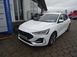 Frostweiß Gebraucht 2025 Ford Focus ST-Line Limousine | 28.900 € (Fairer Preis)