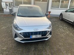 Silber Gebraucht 2023 Hyundai i10 Kleinwagen | 11.999 €