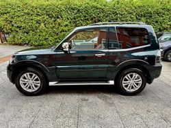 Grün Gebraucht 2017 Mitsubishi Pajero Top SUV | 39.980 €