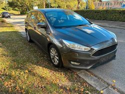 Grau Gebraucht 2015 Ford Focus Titanium Limousine | 4.000 €