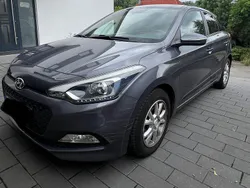 Grau Gebraucht 2017 Hyundai i20 Classic Kleinwagen | 9.200 € (Fairer Preis)