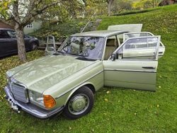 Grün Gebraucht 1982 Mercedes 240 Limousine | 13.200 €