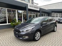 Grau Gebraucht 2015 Kia Ceed FIFA World Cup Edition Limousine | 14.290 €