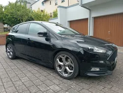Schwarz Gebraucht 2017 Ford Focus ST Limousine | 18.200 € (Fairer Preis)