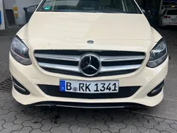 Beige Gebraucht 2017 Mercedes B180 Van / Kleinbus | 4.499 €