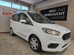 Weiß Gebraucht 2021 Ford Tourneo Courier Trend Van / Kleinbus | 9.700 € (Fairer Preis)