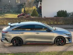 Grau Gebraucht 2023 Kia ProCeed GT Kleinwagen | 33.900 € (Teuer)