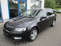 Schwarz Gebraucht 2016 Skoda Octavia Ambition Kombi | 12.950 € (Fairer Preis)