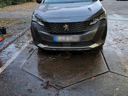 Grau Gebraucht 2022 Peugeot 5008 Van / Kleinbus | 24.000 €