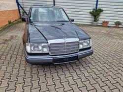 Schwarz Gebraucht 1992 Mercedes E230 Limousine | 6.900 €